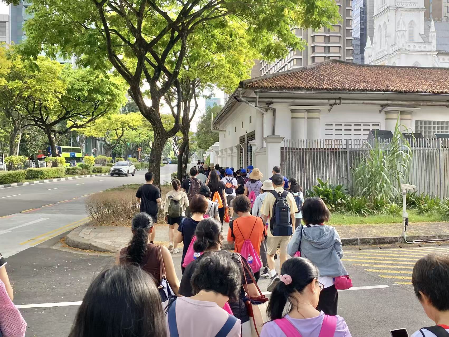 体验历史文化步行路线，倡导健康环保生活